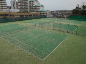 砂入人工芝のテニスコートが3面横に並んでいる本多聞南公園テニスコートの写真