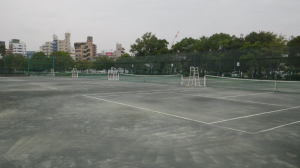 クレイコート(混合土)のテニスコートが横に5面並んでいる海浜公園テニスコートの写真