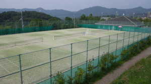 フェンスで囲まれた3面のテニスコートが写っている大原山公園テニスコートの写真
