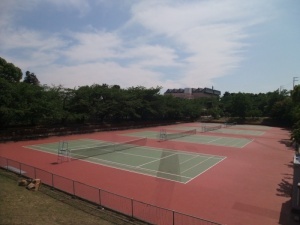 ハード コートのテニスコートが4面並んでいる王子バレーボール兼テニスコートの写真