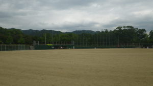 後方に木々が植えられている林があり手前に広々とした球場が広がっている大倉山公園野球場の写真